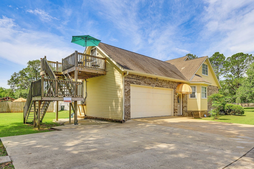 10 Mi to Mobile Bay: Family Apt in Silverhill!