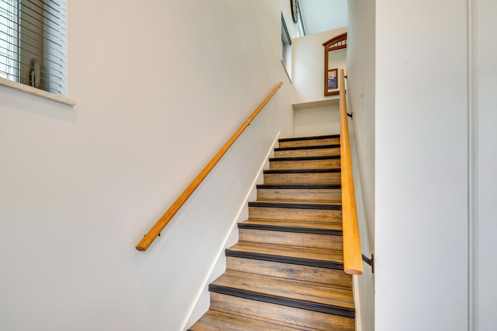 Walk to Marina: Tillamook Bay Apt w/ Water Views!