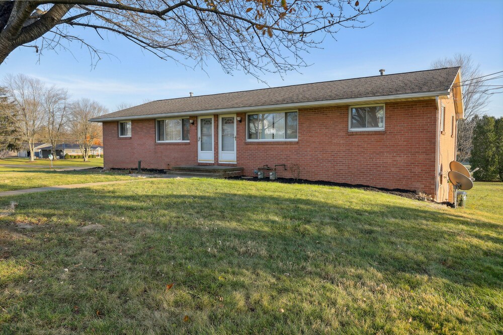 Cozy Massillon Home w/ Yard & Pond Access