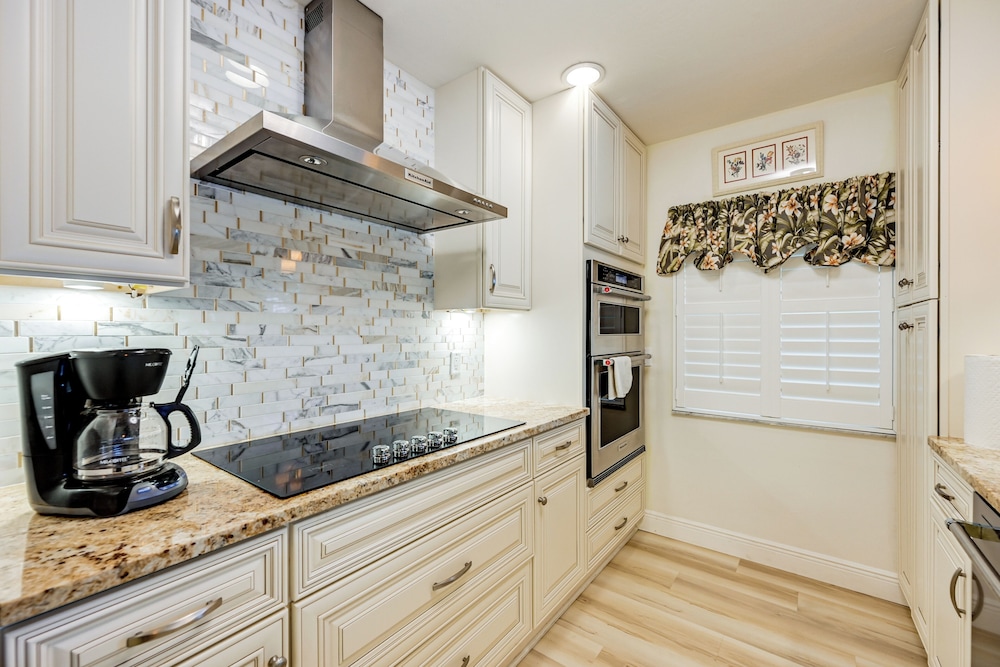 Extended Stay in Estero: Townhome w/ Lake Views!