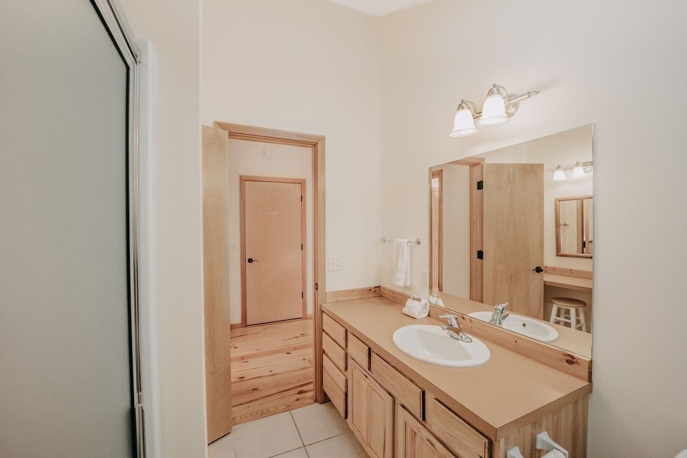 70mbr- Hot Tub - Bbq - Wi-fi - Pets Ok - Sleeps 8 3 Bedroom Home by RedAwning