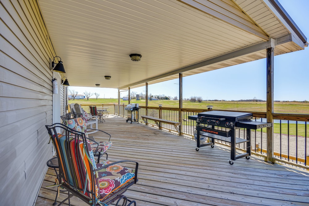Pond Access & Fishing: 'cedar Lodge' in Versailles