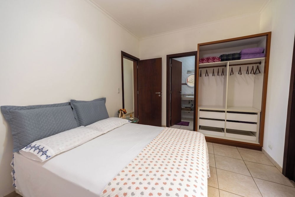 Casa com rea Gourmet e Quintal a 200 m da Praia
