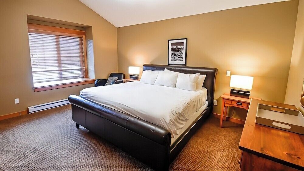 Pinnacle Ridge Chalets by Fernie Lodging