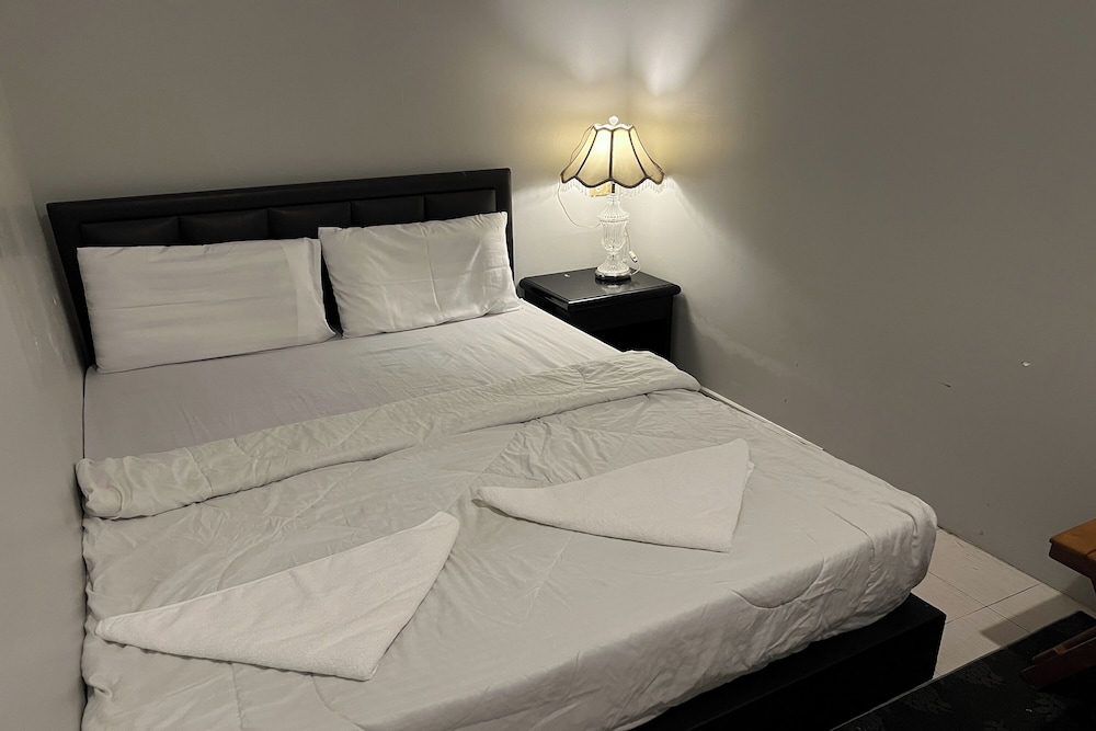 Orchid Hostel Near Bumrungrad Hospital and Nana Market