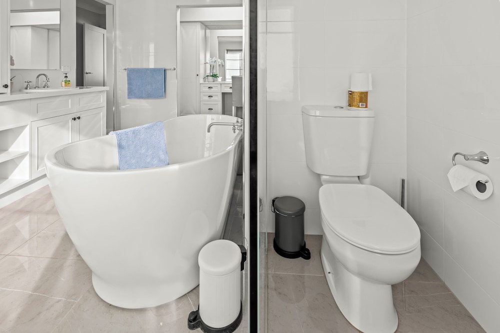 StayAU Contemporary 5BRM Families Home Point Cook