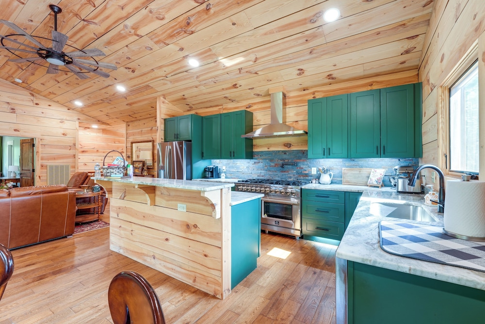 400 Acres on Lavender Mtn: Getaway w/ Hot Tub!