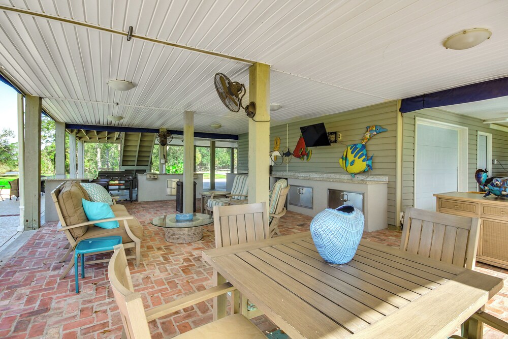 Pool, Fire Pit & Tennis Court: Gem in Bay St Louis