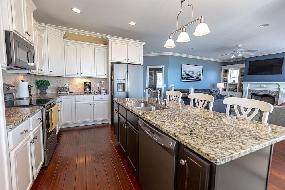 R & R By The Sea 4 Bedroom Home by RedAwning