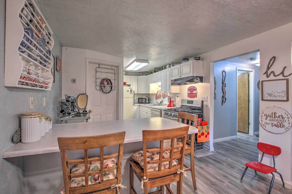 Charming Apartment < 1 Mi to Logan River & Zootah! view 5