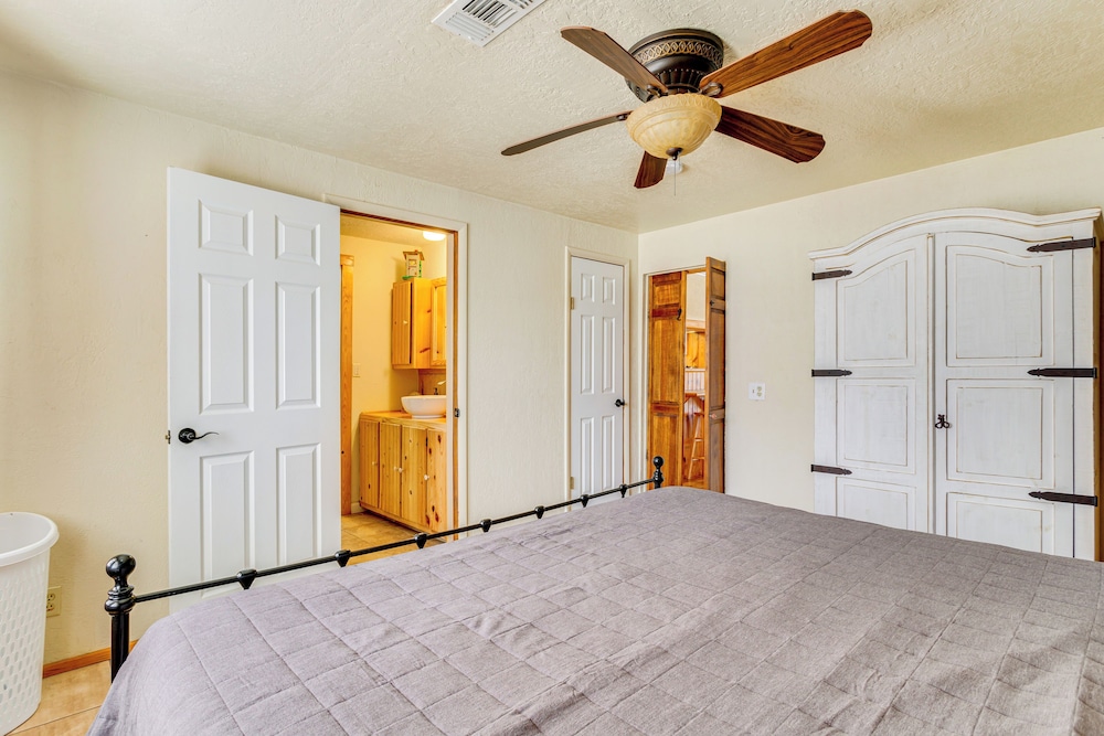 Hike, Fish & Explore: Family Cabin in Sulphur!