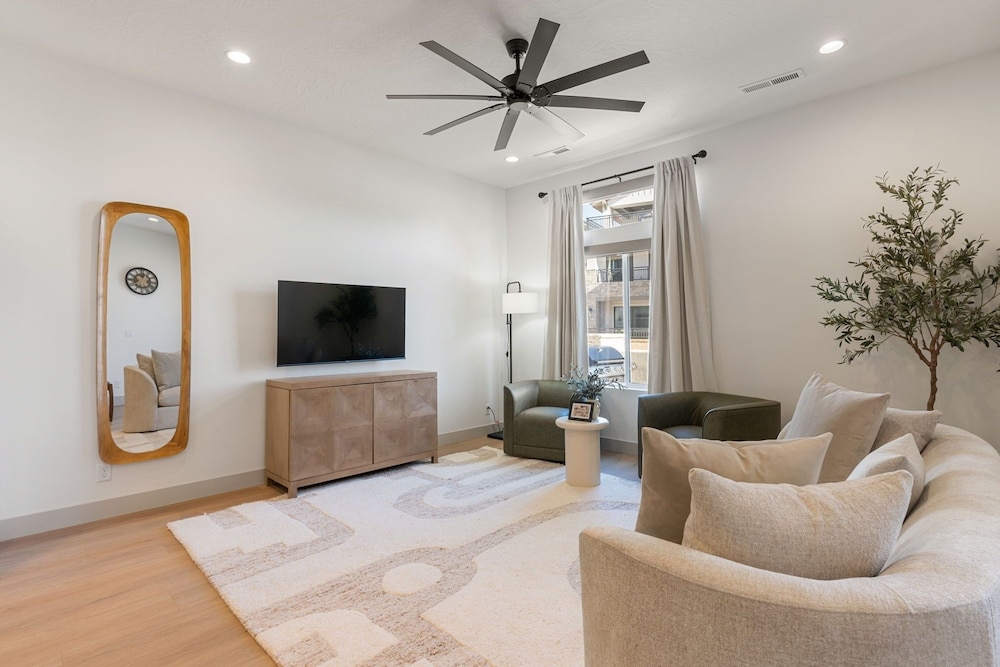 The Fish Bowl 6 Bedroom Townhouse