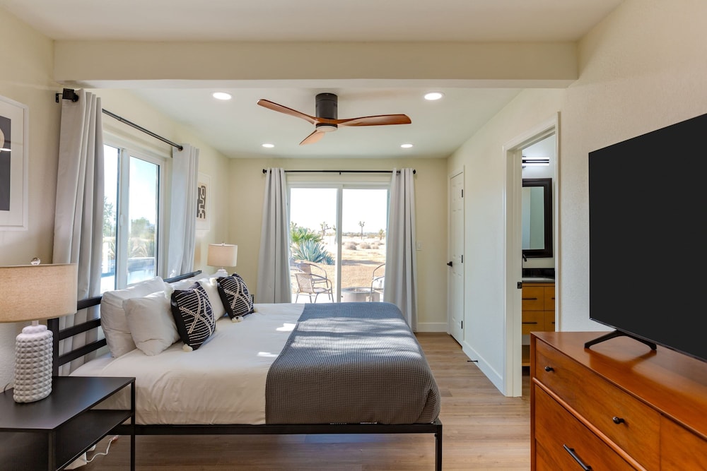 Sunset Grove Two Beautiful Homes w Private Pool