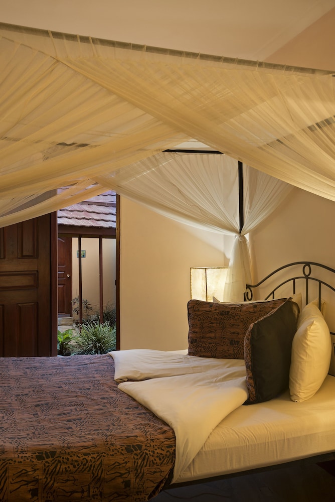 Ahadi Lodge