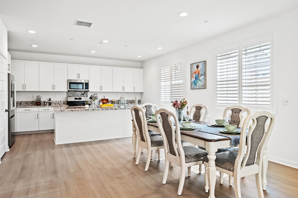 Spacious 5BR Getaway w Game Room Modern Comfort