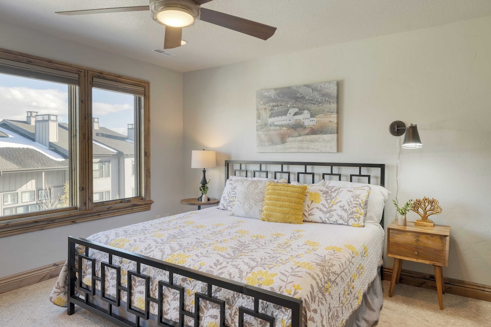 Blue Skies Lakeside Family-friendly Getaway w/ Hot Tub & BBQ