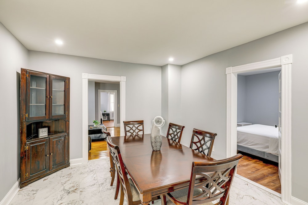 BBQ Ready: Historic Apt 3 Mi to Dtwn Manchester