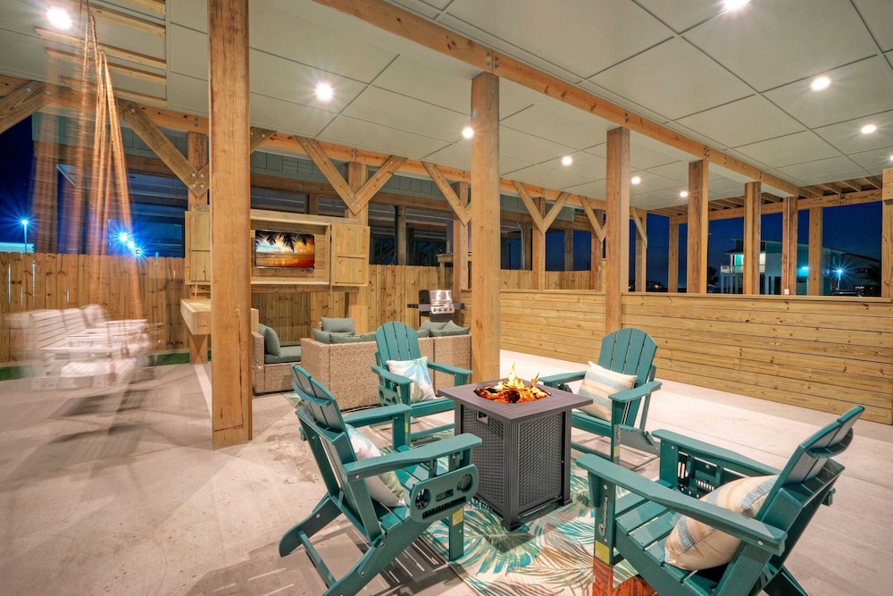 Pool, Firepit + Golf Cart Zone + Near Beach Looney Dunes by Avantstay