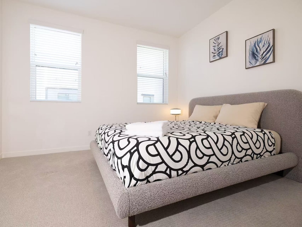 Near ONT Modern Designer Stay Bright Chic Spacious