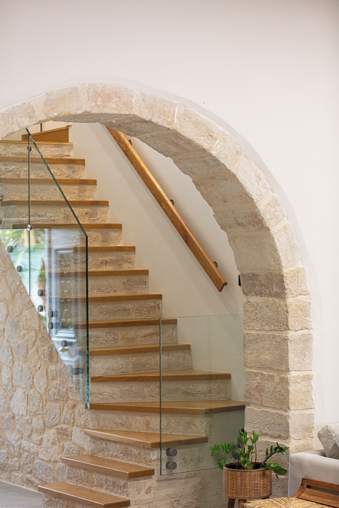 Artemis Apollonas Villa