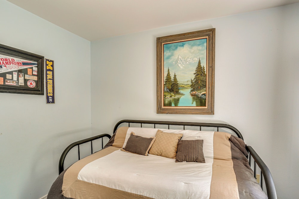 10 Mi to Redding: Serene Escape w/ Spacious Yard!