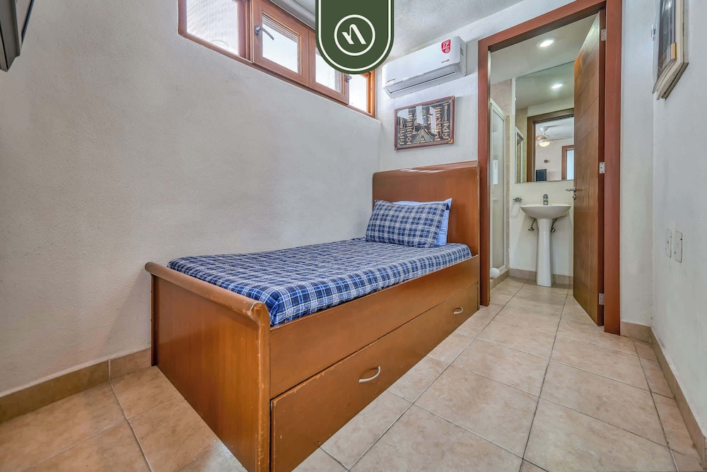 Oceanfront 3BR Condo With Beach Club - Pool