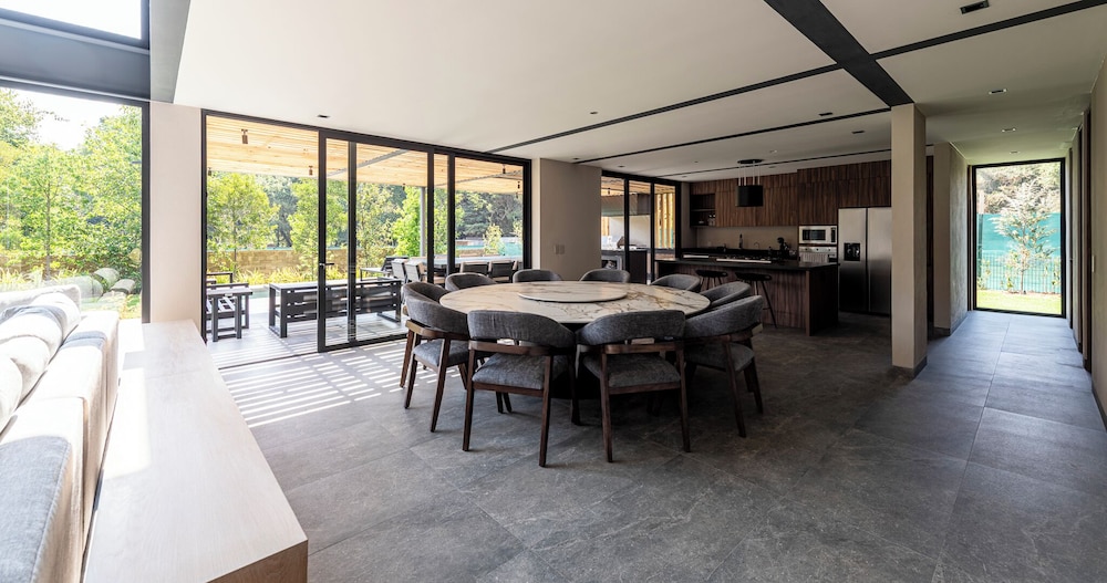 Casa Cundi-Contemporary Living in Nature
