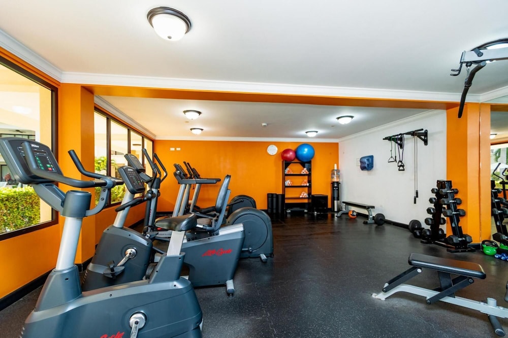 2BR Condo 5 Location w Amazingviews Pool GYM