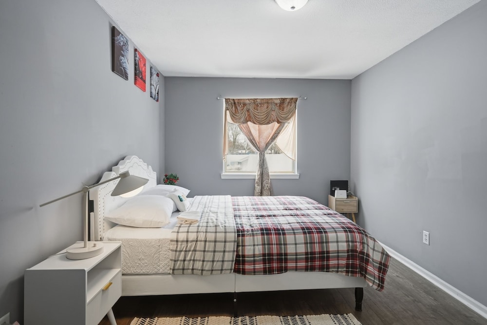 Bright 4br Near Msu & Downtown 4 Bedroom Home