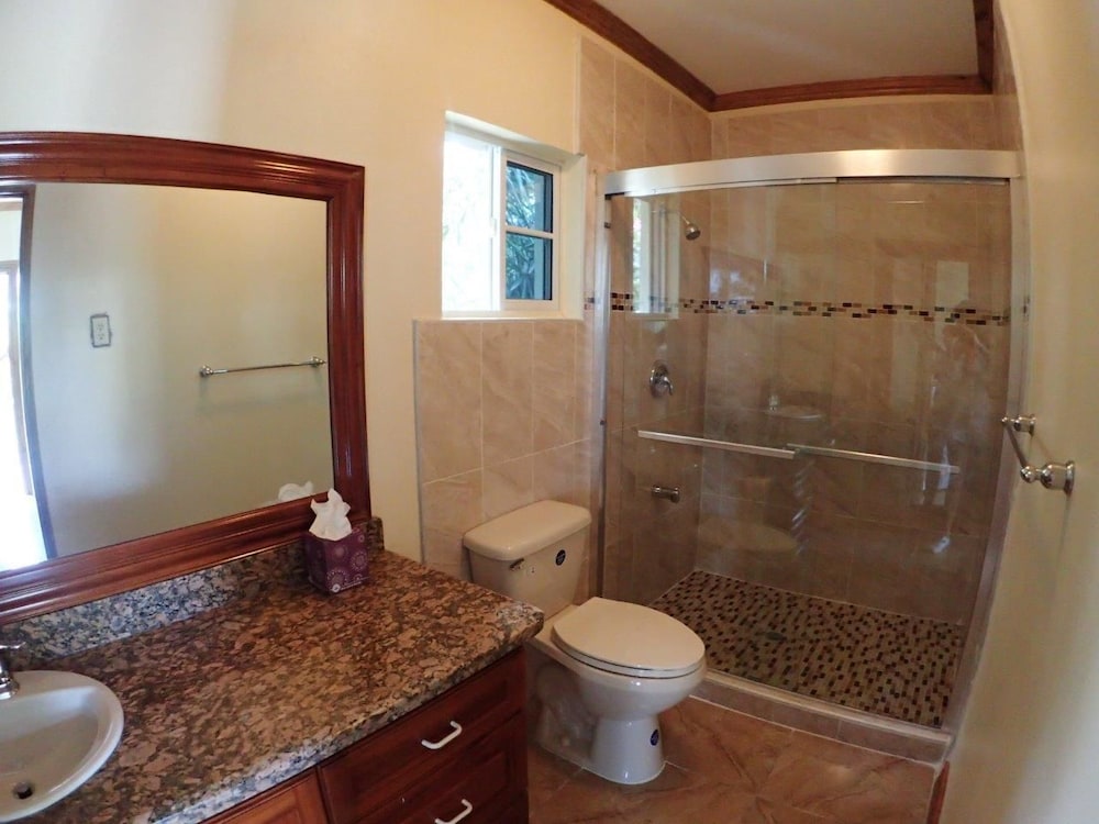 Summerhill, 8BR by Jamaican Treasures