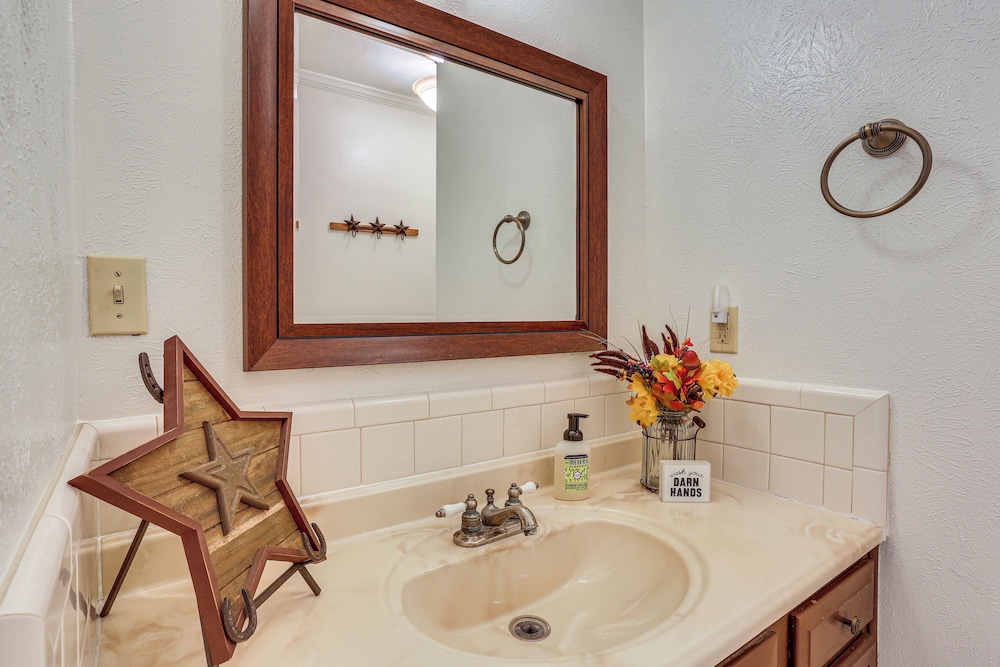 Relax By the Lake: Quiet East Texas Retreat