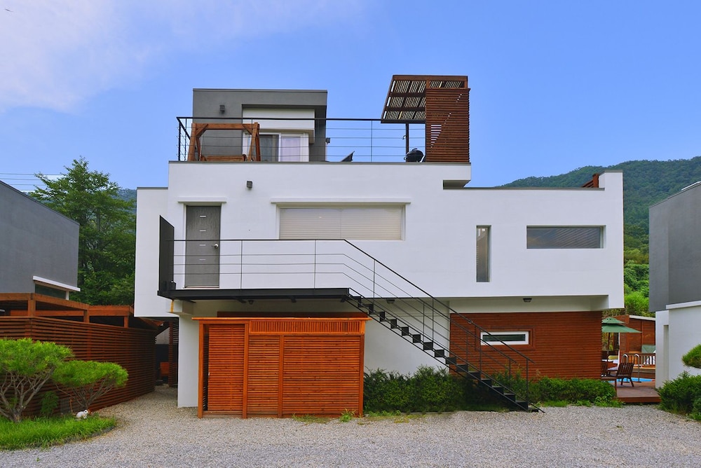 Hotel Skylake Pension - Image 1