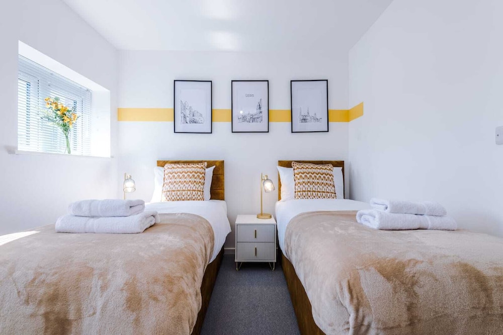 Stunning 2-bed Apartment With Allocated Parking view 2