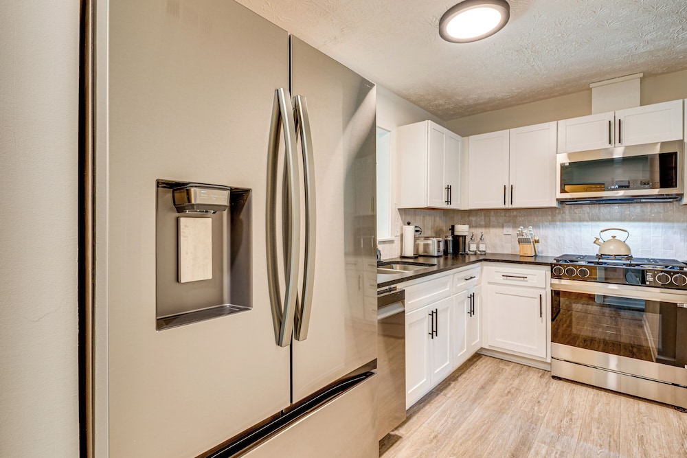 Near Gicc & ATL Airport: Modern Townhome!