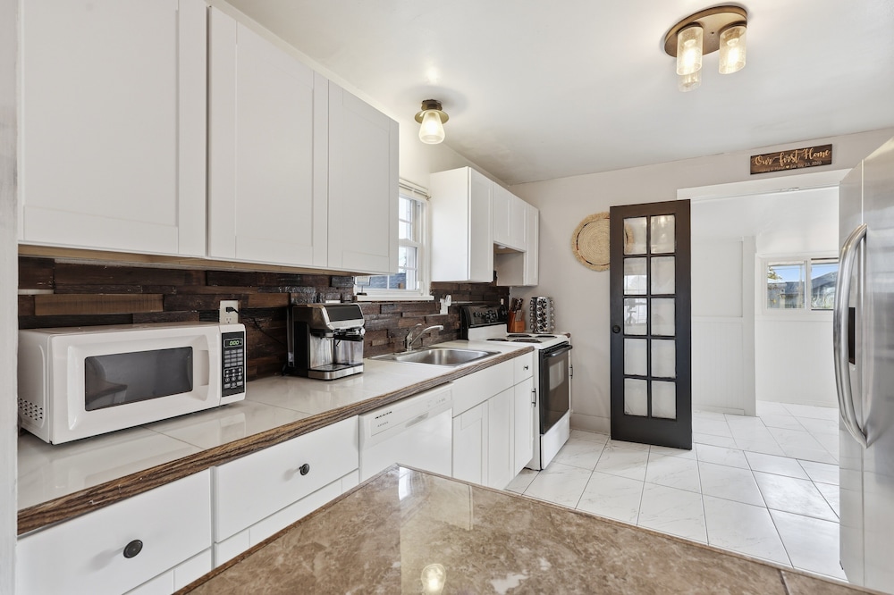 Cozy & Modern 3-bed Bungalow In Heart Of Greeley 3 Bedroom Bungalow
