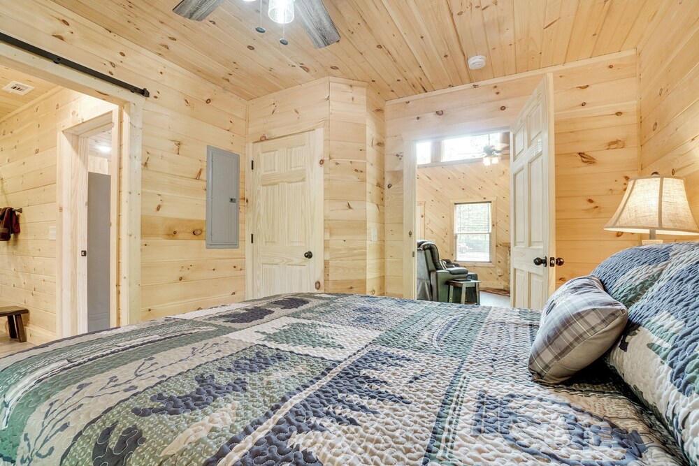Sip, Hike & Explore: Sleek Retreat in Cleveland!