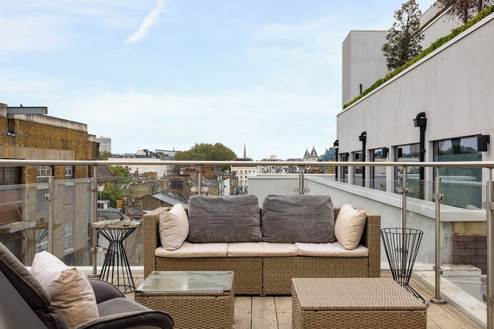 Penthouse With Views Across London