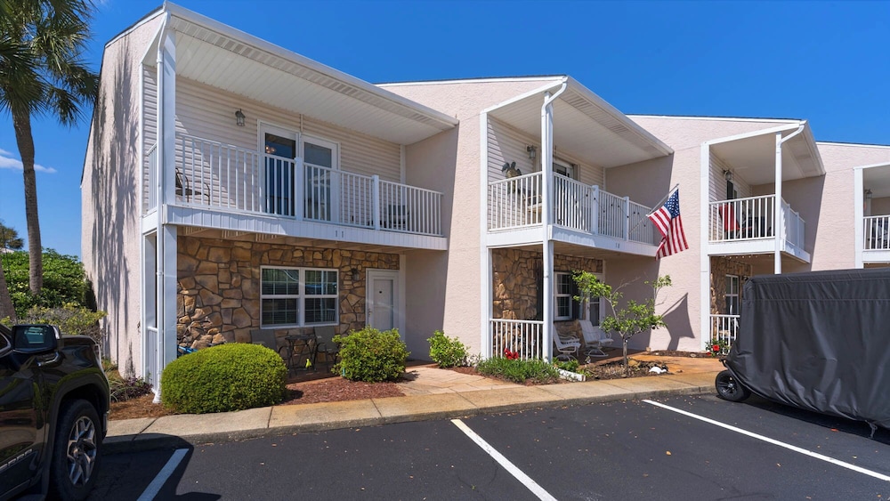 Beachside Retreat With Pools & Local Dining + Free Attraction Tickets!