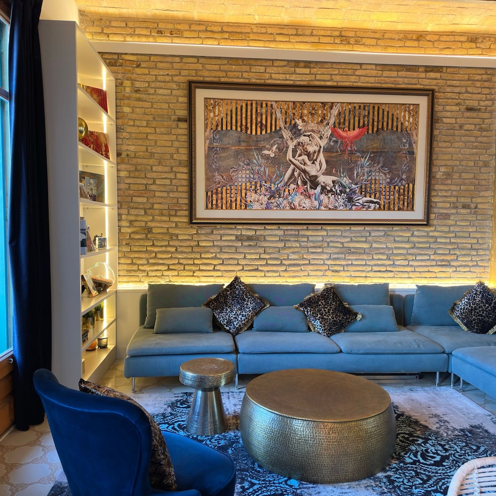 The Avenue 2BR Luxury Unit in Diagonal Ave