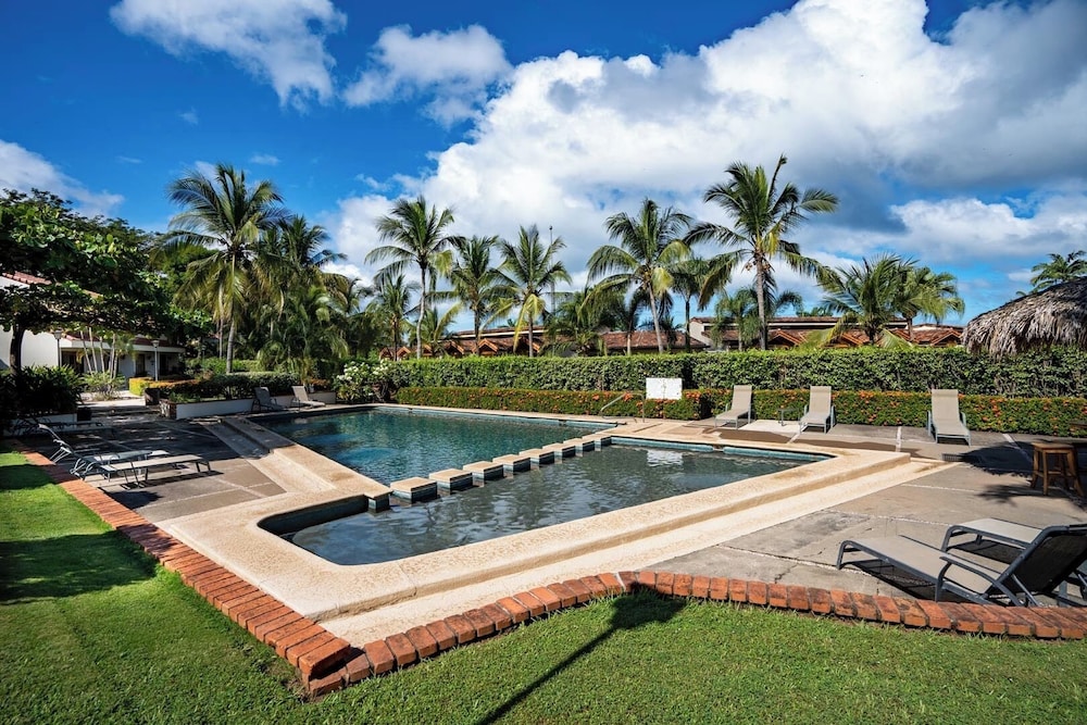 Stylish 2-Bedroom Beach Condo with Ocean-View Deck, Lush Pool Area & 2-Minute Walk to Flamingo Beach
