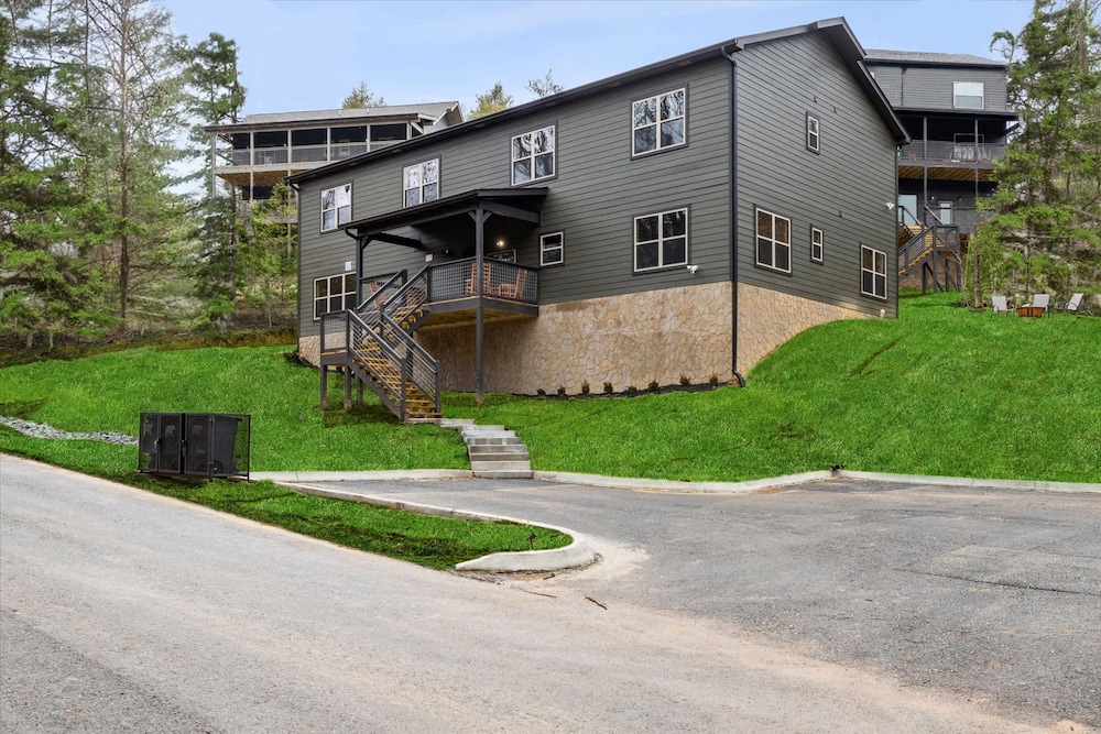 NEW - 1 Location Cabin Pool Hot Tub Arcade HL