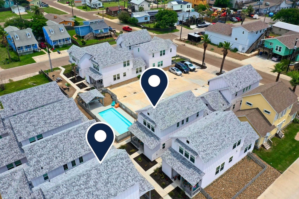 2 Homes in Old Town by Avantstay Sleeps 19, Pool, Newly Built Walk to Eats, Music, & More