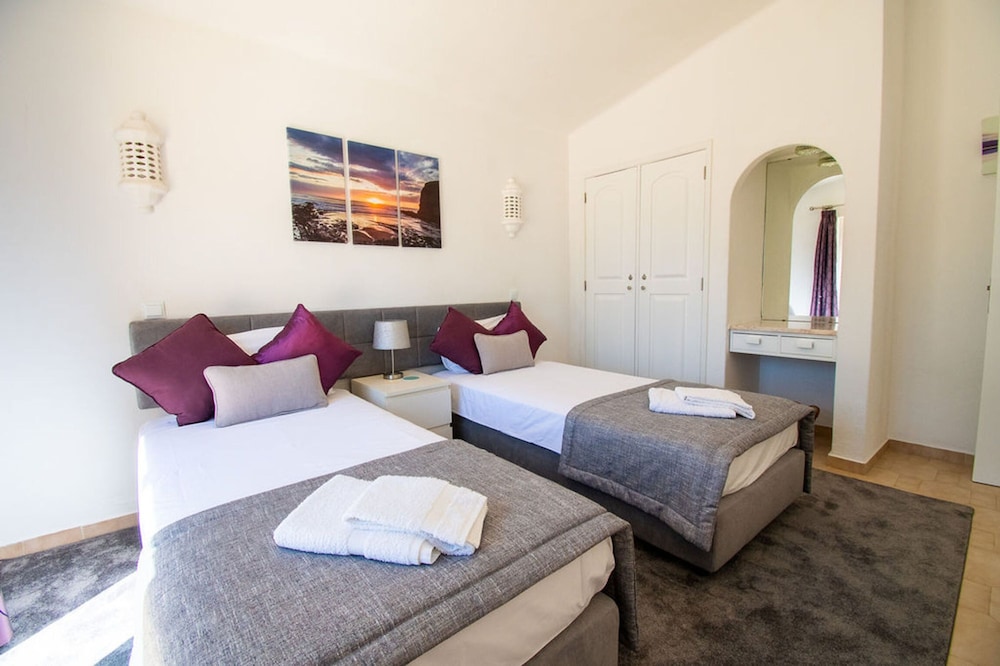 61 vdm Superb Villa on Vale do Milho With Heated