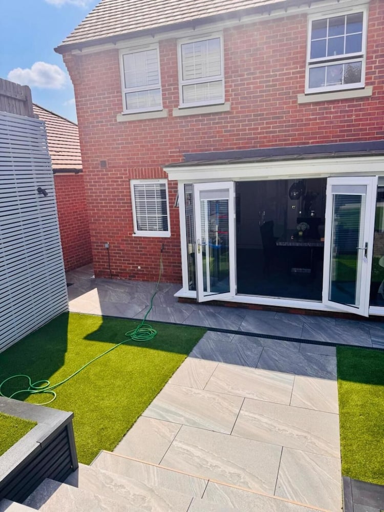 High END Spacious 4 Bed House - Free Parking