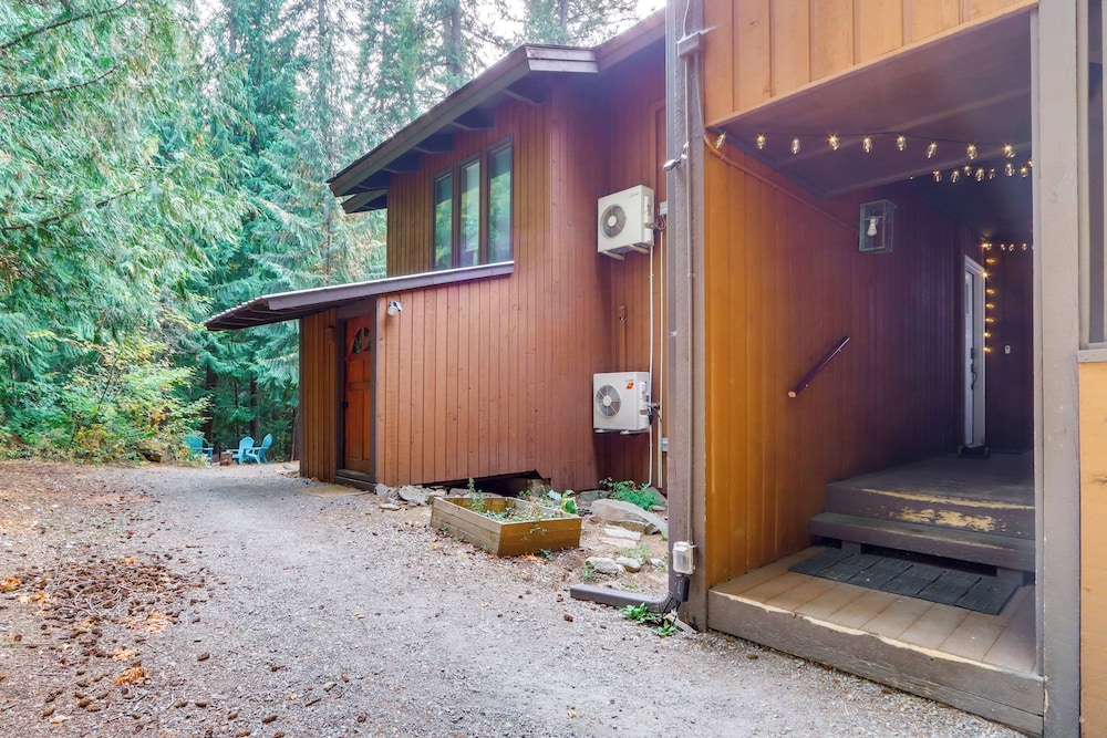 Walk to Twin Lakes: All-season Idaho Condo!