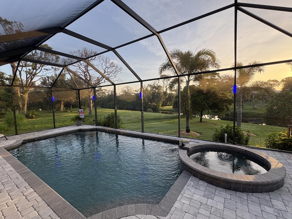 The Sanctuary - Private Pool+spa Vacation Home - Only 5 Minutes To The Gulf Coast! 3 Bedroom Home