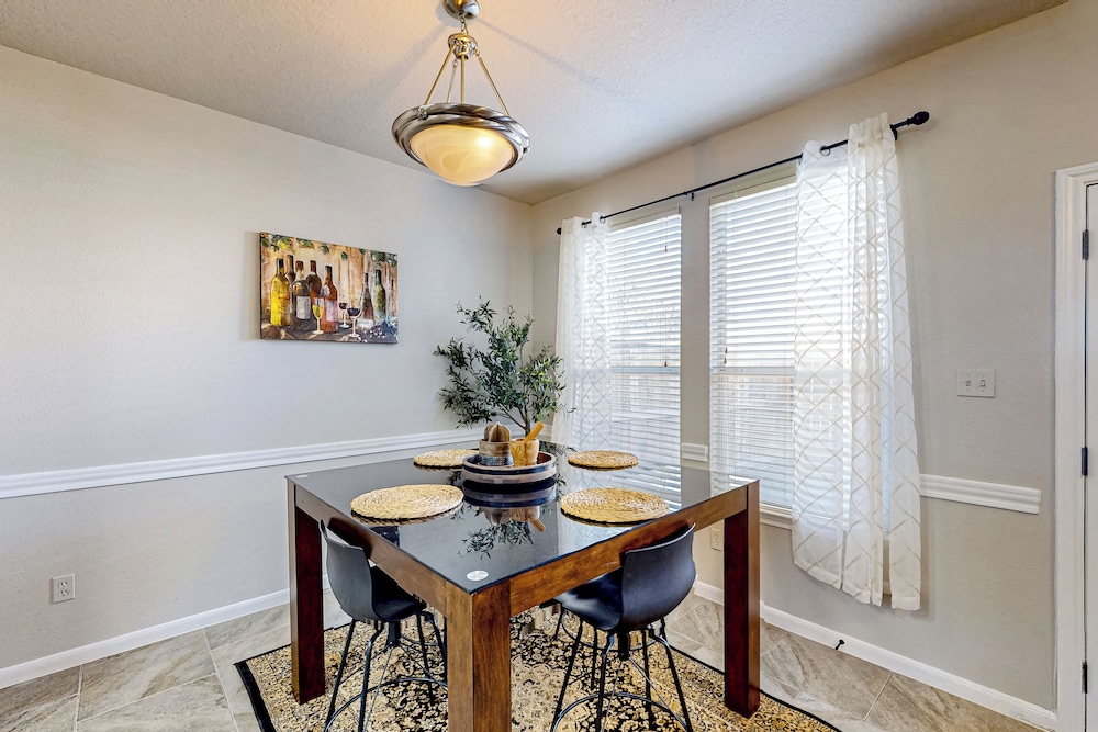 3BR w/ Yard, Updated Interior w/ A/C & W&D