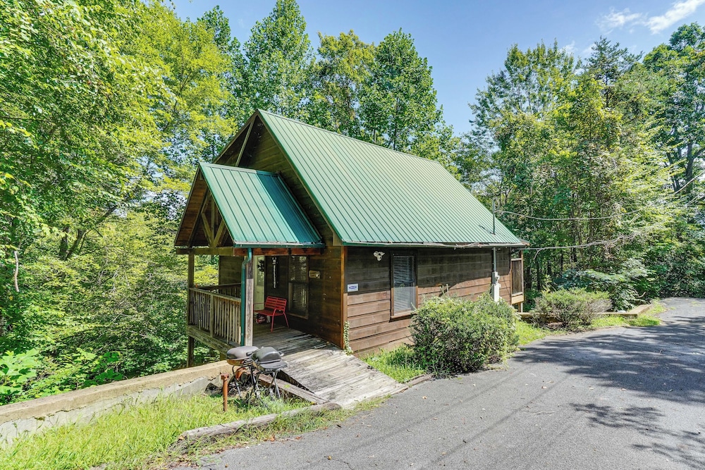 Hot Tub & Game Area: Rustic Cabin 5 Mi to Gsmnp