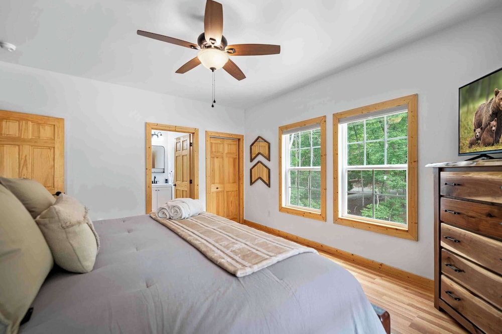 New Listing - Luxurious Mountain Home for 8 With Amenities