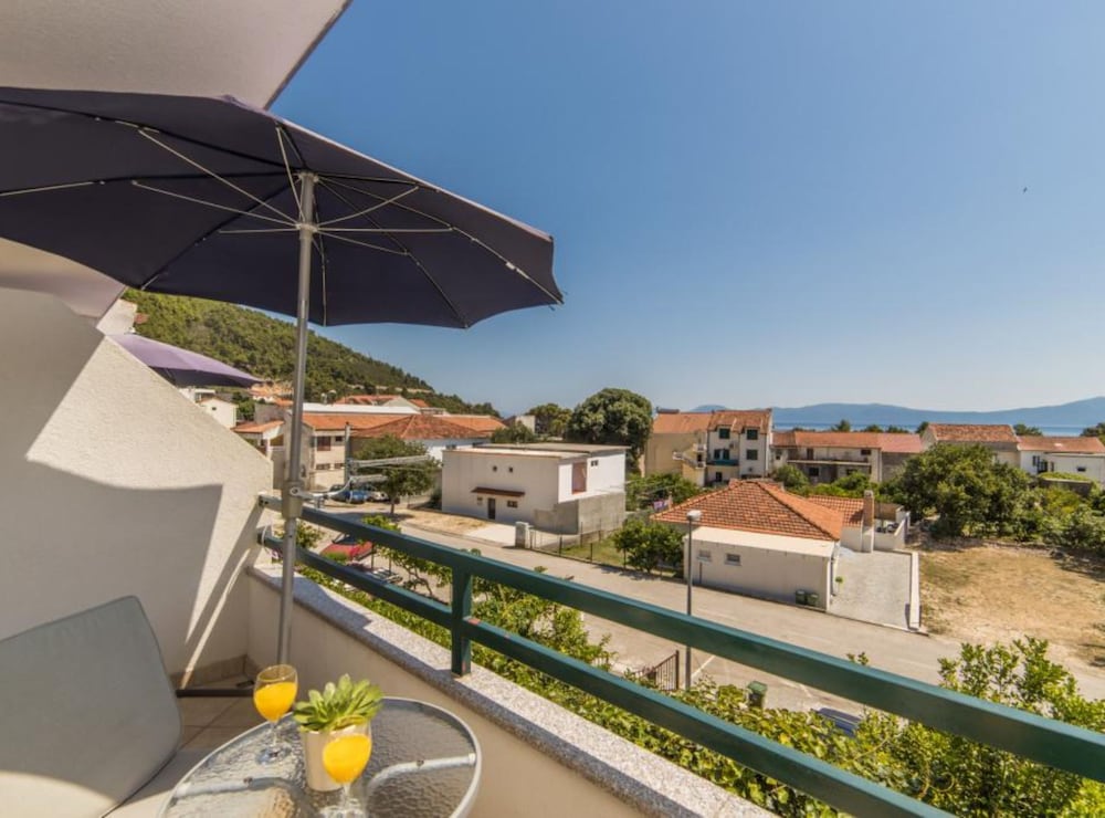 Apartments Nmn Drvenik